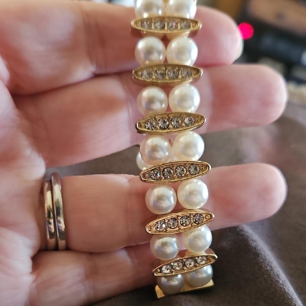 Elegant Gold and Pearl Bracelet